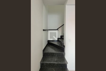 Apartamento à venda com 100m², 2 quartos e 2 vagas Apartamento à venda com 100m², 2 quartos e 2 vagasEscada