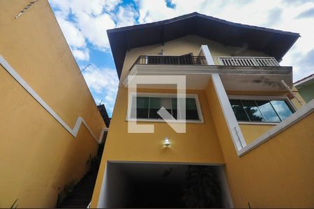 Casa à venda com 194m², 3 quartos e 4 vagas Casa à venda com 194m², 3 quartos e 4 vagasFachada