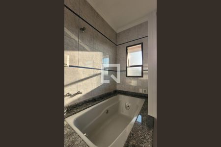 Casa à venda com 244m², 3 quartos e 5 vagas Casa à venda com 244m², 3 quartos e 5 vagasBanheiro da suíte