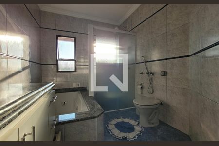Casa à venda com 244m², 3 quartos e 5 vagas Casa à venda com 244m², 3 quartos e 5 vagasBanheiro da suíte