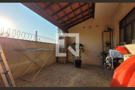 Casa à venda com 244m², 3 quartos e 5 vagas Casa à venda com 244m², 3 quartos e 5 vagasArea externa