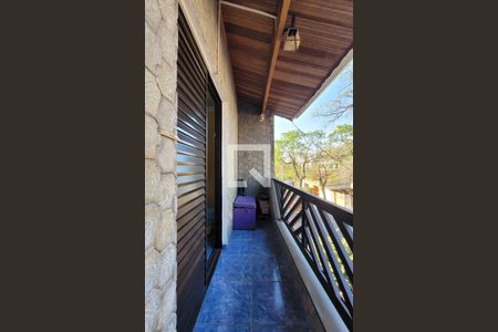 Casa à venda com 244m², 3 quartos e 5 vagas Casa à venda com 244m², 3 quartos e 5 vagasSacada