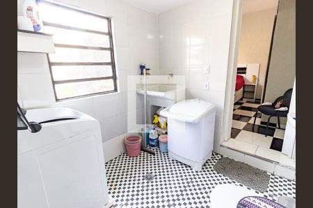 Casa à venda com 280m², 4 quartos e 2 vagas Casa à venda com 280m², 4 quartos e 2 vagasBanheiro 2