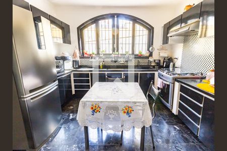 Casa à venda com 280m², 4 quartos e 2 vagas Casa à venda com 280m², 4 quartos e 2 vagasCozinha