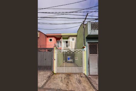 Casa à venda com 107m², 3 quartos e 2 vagas Casa à venda com 107m², 3 quartos e 2 vagasFachada