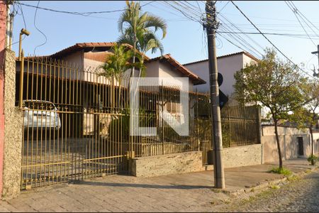 Casa à venda com 286m², 5 quartos e 2 vagasFachada da casa