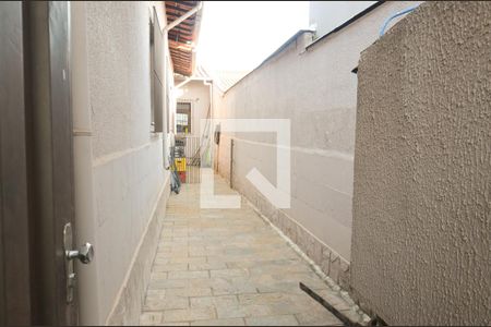 Casa à venda com 286m², 5 quartos e 2 vagasCorredor lateral