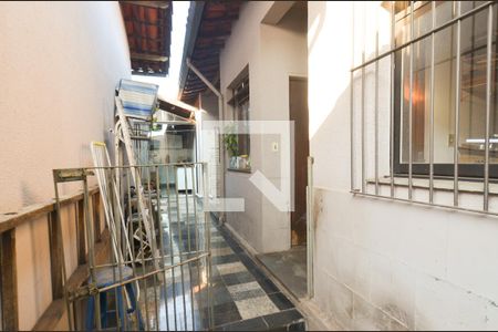 Casa à venda com 286m², 5 quartos e 2 vagasCorredor lateral