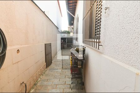 Casa à venda com 286m², 5 quartos e 2 vagasCorredor lateral