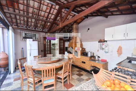 Casa à venda com 286m², 5 quartos e 2 vagasÁrea churrasqueira