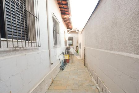 Casa à venda com 286m², 5 quartos e 2 vagasCorredor lateral