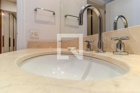 Apartamento à venda com 300m², 3 quartos e 4 vagasBanheiro da Suíte 2