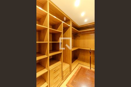 Apartamento à venda com 300m², 3 quartos e 4 vagasCloset