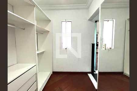 Casa à venda com 270m², 2 quartos e 2 vagas Casa à venda com 270m², 2 quartos e 2 vagasCloset da Suíte 2