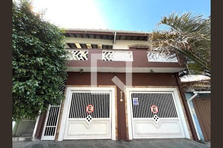 Casa à venda com 270m², 2 quartos e 2 vagas Casa à venda com 270m², 2 quartos e 2 vagasFachada