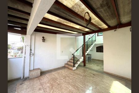 Casa à venda com 270m², 2 quartos e 2 vagas Casa à venda com 270m², 2 quartos e 2 vagasVaranda