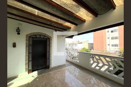 Casa à venda com 270m², 2 quartos e 2 vagas Casa à venda com 270m², 2 quartos e 2 vagasVaranda