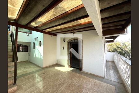 Casa à venda com 270m², 2 quartos e 2 vagas Casa à venda com 270m², 2 quartos e 2 vagasVaranda