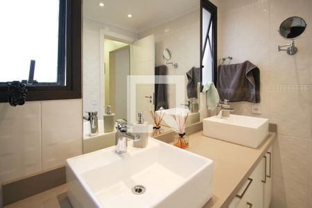 Apartamento à venda com 158m², 3 quartos e 2 vagas Apartamento à venda com 158m², 3 quartos e 2 vagasBanheiro da Suíte 1