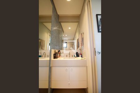 Apartamento à venda com 204m², 3 quartos e 4 vagas Apartamento à venda com 204m², 3 quartos e 4 vagasBanheiro da Suíte 1