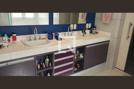 Casa à venda com 350m², 4 quartos e 4 vagasDetalhe do Banheiro da Suite