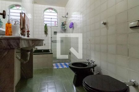 Casa à venda com 360m², 4 quartos e 2 vagas Casa à venda com 360m², 4 quartos e 2 vagasBanheiro social