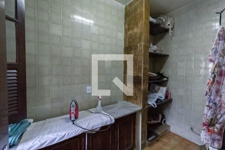 Casa à venda com 360m², 4 quartos e 2 vagas Casa à venda com 360m², 4 quartos e 2 vagasLavanderia
