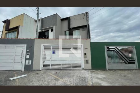 Casa à venda com 130m², 3 quartos e 2 vagas Casa à venda com 130m², 3 quartos e 2 vagasFachada