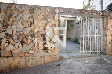 Casa à venda com 350m², 6 quartos e 2 vagas Casa à venda com 350m², 6 quartos e 2 vagasFachada