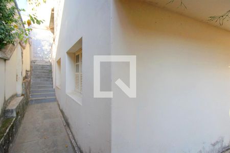 Casa à venda com 350m², 6 quartos e 2 vagas Casa à venda com 350m², 6 quartos e 2 vagasCorredor lateral