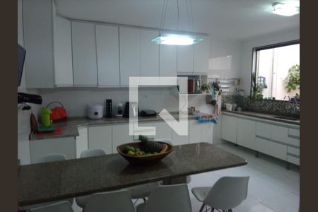 Casa à venda com 325m², 4 quartos e 5 vagas