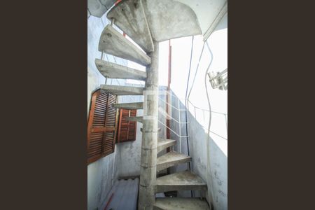 Casa à venda com 258m², 4 quartos e 4 vagas Casa à venda com 258m², 4 quartos e 4 vagasEscada