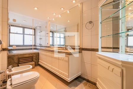 Apartamento à venda com 284m², 4 quartos e 4 vagas Apartamento à venda com 284m², 4 quartos e 4 vagasBanheiro da Suíte 2