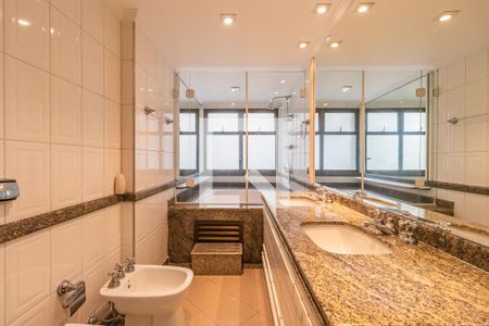 Apartamento à venda com 284m², 4 quartos e 4 vagas Apartamento à venda com 284m², 4 quartos e 4 vagasBanheiro da Suíte 2