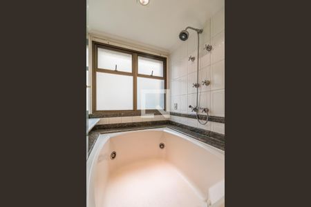 Apartamento à venda com 284m², 4 quartos e 4 vagas Apartamento à venda com 284m², 4 quartos e 4 vagasBanheiro da Suíte 2