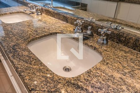 Apartamento à venda com 284m², 4 quartos e 4 vagas Apartamento à venda com 284m², 4 quartos e 4 vagasBanheiro da Suíte 2