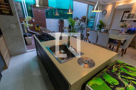 Casa à venda com 200m², 3 quartos e 4 vagas Casa à venda com 200m², 3 quartos e 4 vagasCozinha