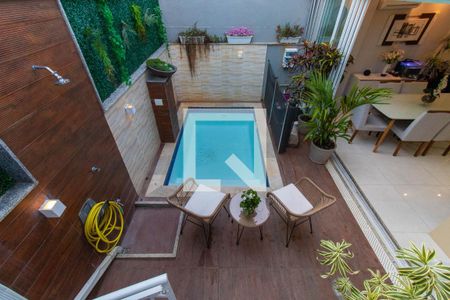 Casa à venda com 200m², 3 quartos e 4 vagas Casa à venda com 200m², 3 quartos e 4 vagasPiscina