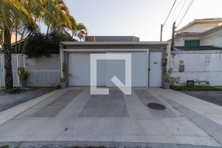 Casa à venda com 200m², 3 quartos e 4 vagas Casa à venda com 200m², 3 quartos e 4 vagasFachada