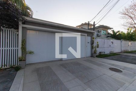 Casa à venda com 200m², 3 quartos e 4 vagas Casa à venda com 200m², 3 quartos e 4 vagasFachada