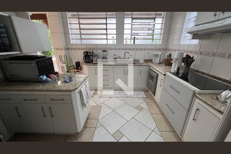 Casa à venda com 330m², 3 quartos e 3 vagas Casa à venda com 330m², 3 quartos e 3 vagasCozinha