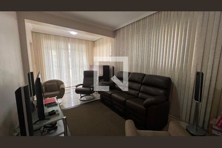 Casa à venda com 330m², 3 quartos e 3 vagas Casa à venda com 330m², 3 quartos e 3 vagasSala de TV