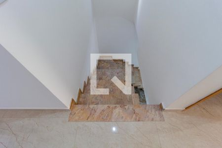 Casa para alugar com 200m², 3 quartos e 2 vagas Casa para alugar com 200m², 3 quartos e 2 vagasEscada