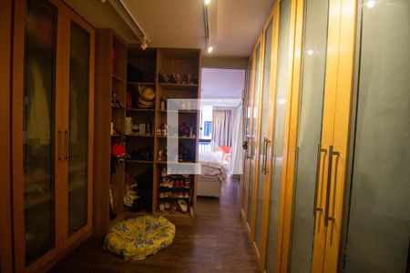 Apartamento à venda com 205m², 4 quartos e 2 vagas Apartamento à venda com 205m², 4 quartos e 2 vagasCloset da Suíte