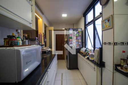 Apartamento à venda com 205m², 4 quartos e 2 vagas Apartamento à venda com 205m², 4 quartos e 2 vagasCozinha e Área de Serviço