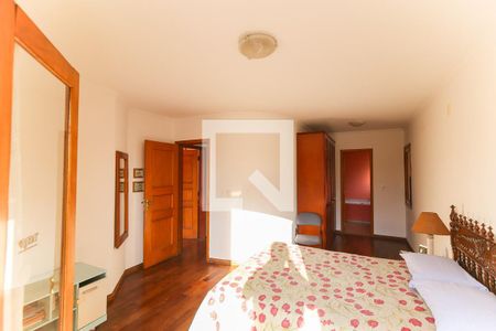 Casa à venda com 302m², 6 quartos e 3 vagas Casa à venda com 302m², 6 quartos e 3 vagasQuarto 1