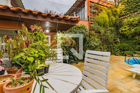 Casa à venda com 210m², 3 quartos e 2 vagasQuintal   Piscina