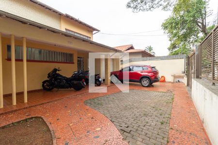 Casa à venda com 580m², 5 quartos e 4 vagas Casa à venda com 580m², 5 quartos e 4 vagasFachada