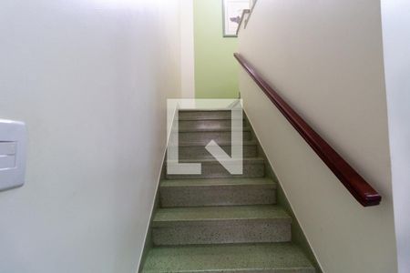 Casa à venda com 580m², 5 quartos e 4 vagas Casa à venda com 580m², 5 quartos e 4 vagasEscada de Acesso ao Piso Superior