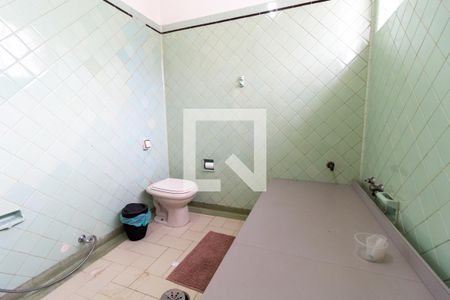 Casa à venda com 580m², 5 quartos e 4 vagas Casa à venda com 580m², 5 quartos e 4 vagasBanheiro do Piso Superior